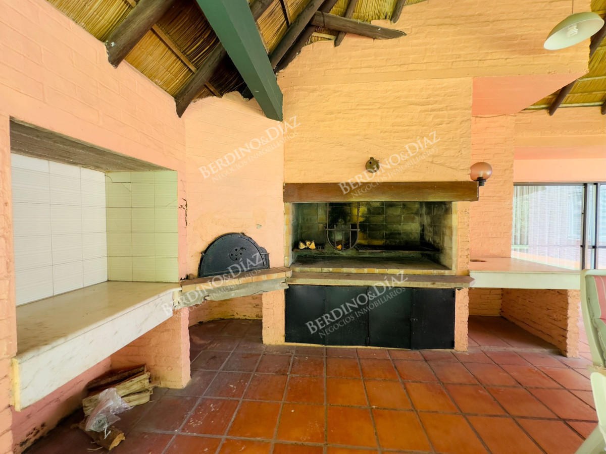 Casa ID.2614 - Casa en Venta, 5 dormitorios, 50 metros de la playa.