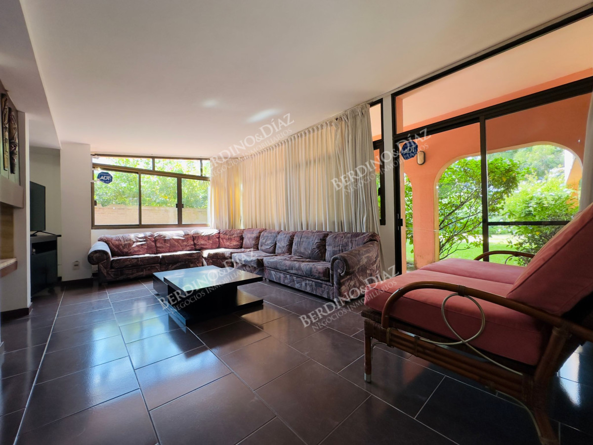 Casa ID.2614 - Casa en Venta, 5 dormitorios, 50 metros de la playa.
