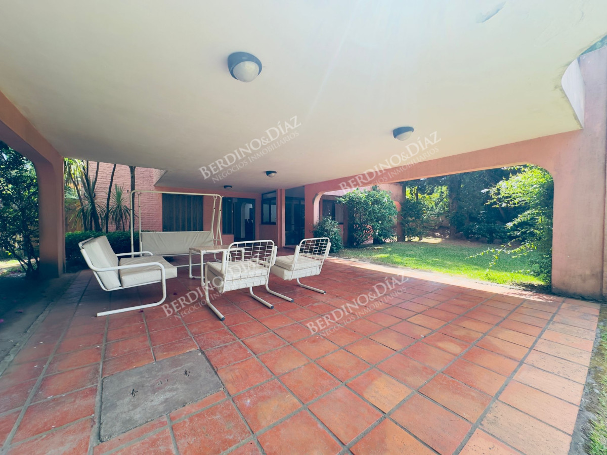 Casa ID.2614 - Casa en Venta, 5 dormitorios, 50 metros de la playa.