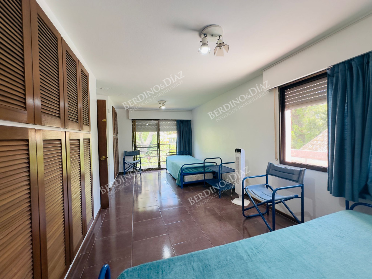 Casa ID.2614 - Casa en Venta, 5 dormitorios, 50 metros de la playa.