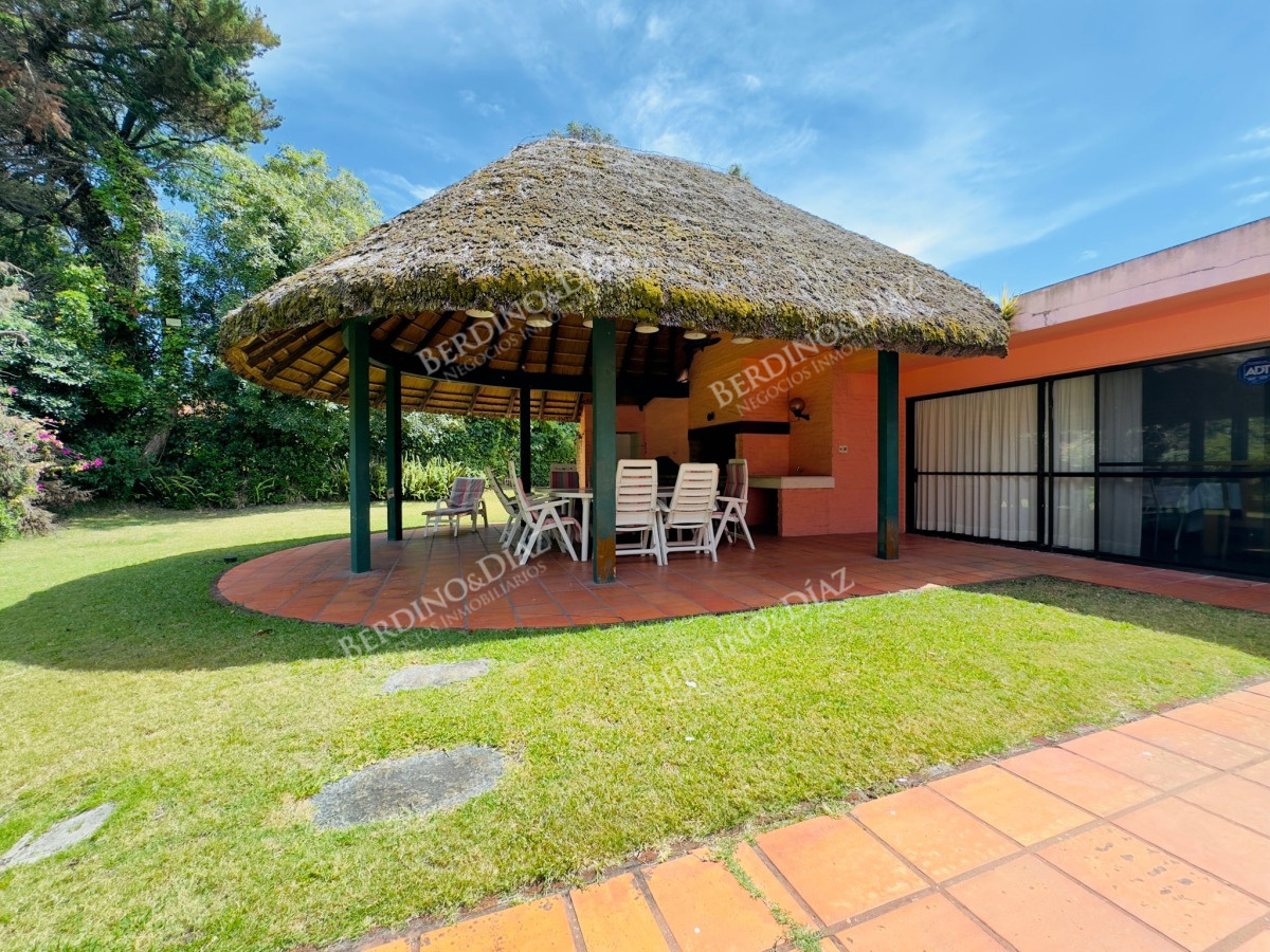 Casa ID.2614 - Casa en Venta, 5 dormitorios, 50 metros de la playa.