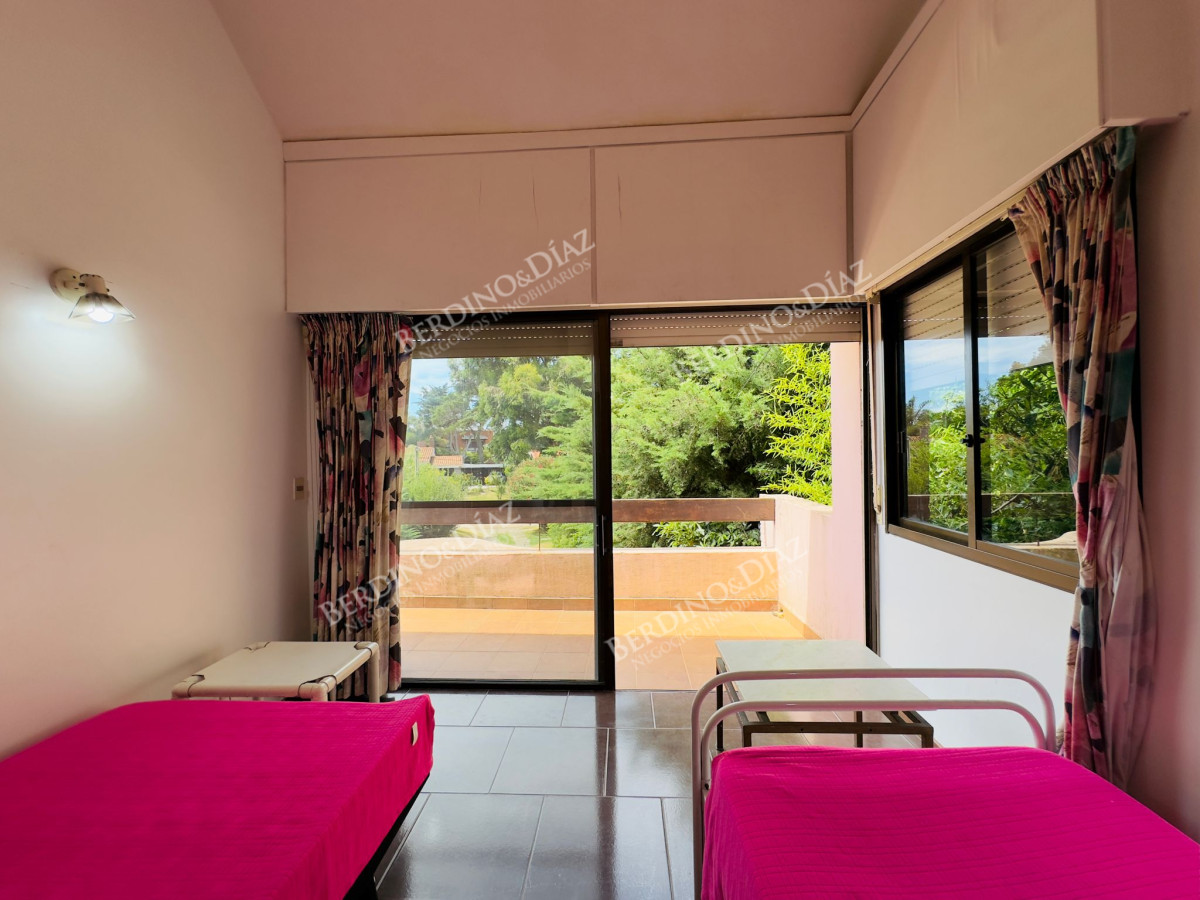 Casa ID.2614 - Casa en Venta, 5 dormitorios, 50 metros de la playa.