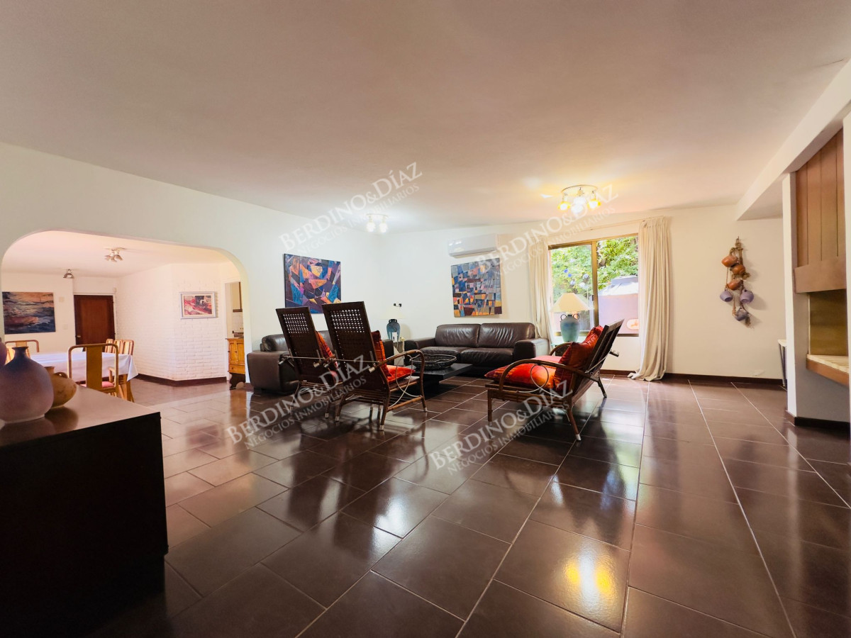 Casa ID.2614 - Casa en Venta, 5 dormitorios, 50 metros de la playa.