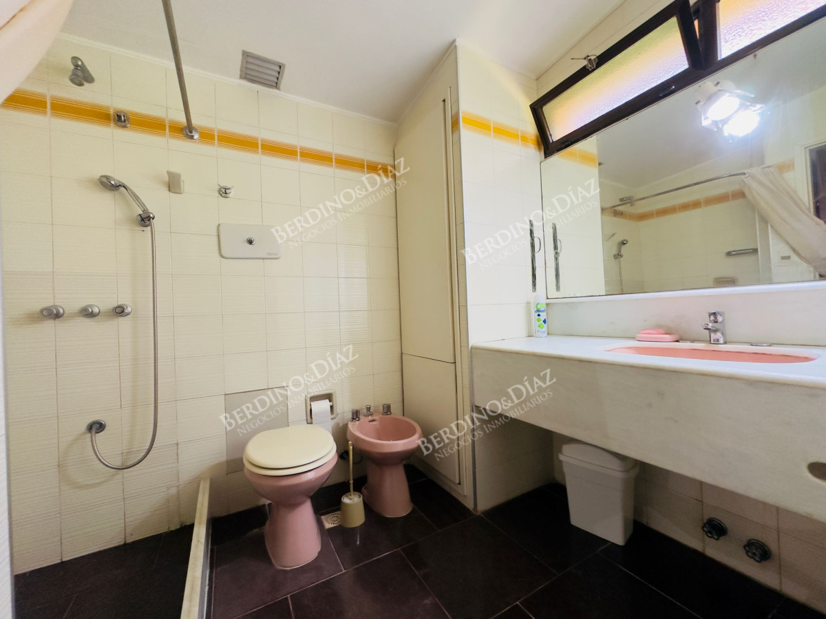 Casa ID.2614 - Casa en Venta, 5 dormitorios, 50 metros de la playa.