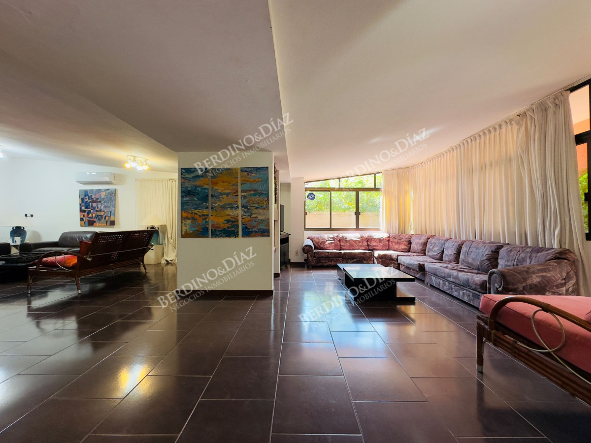 Casa ID.2614 - Casa en Venta, 5 dormitorios, 50 metros de la playa.