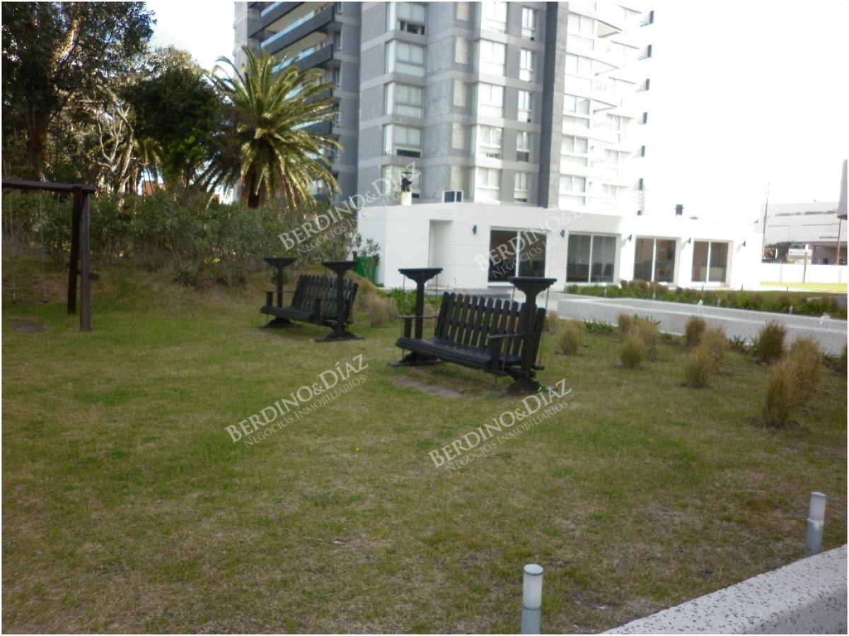 Apartamento ID.3185 - Venta y alquiler de apartamento de 2 dormitorios Playa mansa con parrillero