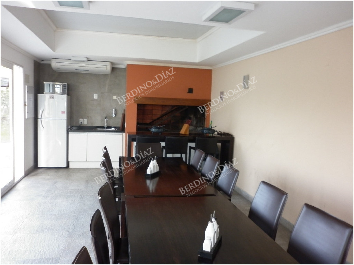 Apartamento ID.3185 - Venta y alquiler de apartamento de 2 dormitorios Playa mansa con parrillero