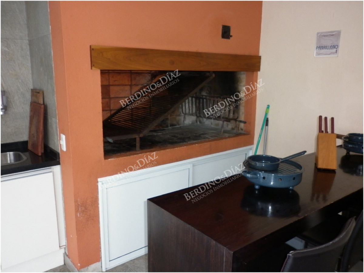 Apartamento ID.3185 - Venta y alquiler de apartamento de 2 dormitorios Playa mansa con parrillero