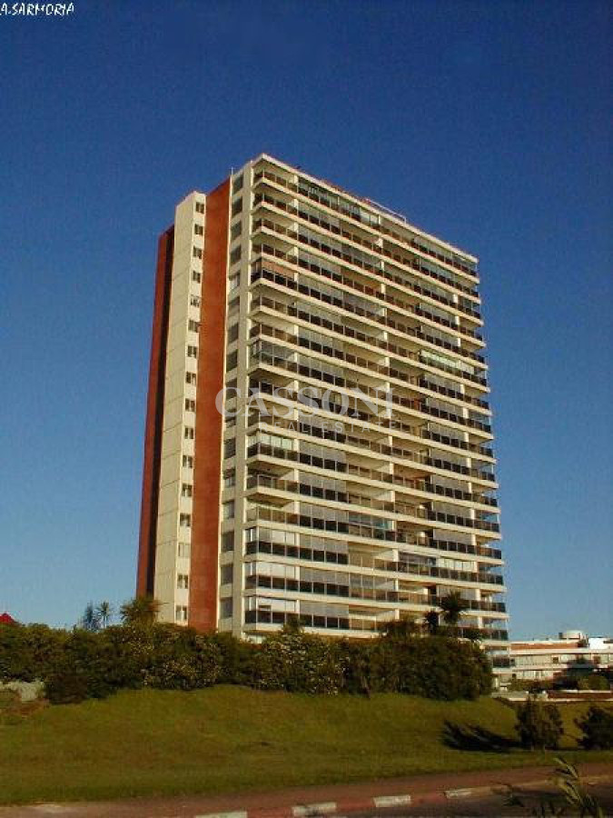 Apartamento ID.2009 -  Apartamento en venta de tres dormitorios en Punta del Este
