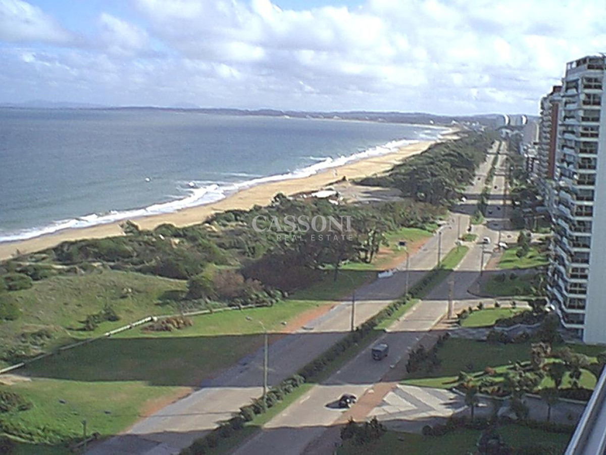 Apartamento ID.2009 -  Apartamento en venta de tres dormitorios en Punta del Este