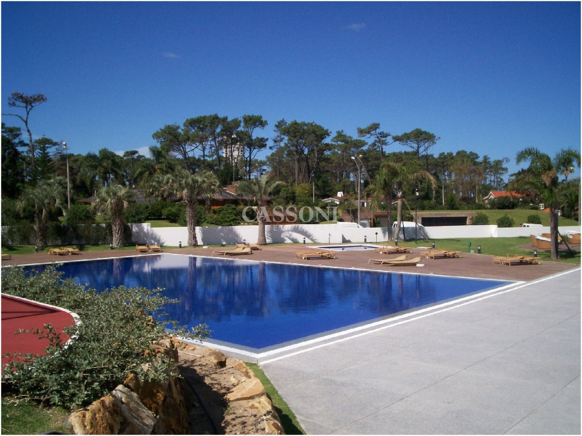 Apartamento ID.2217 - Alquiler de apartamento de 3 dormitorios +dep de servicio en Punta del Este