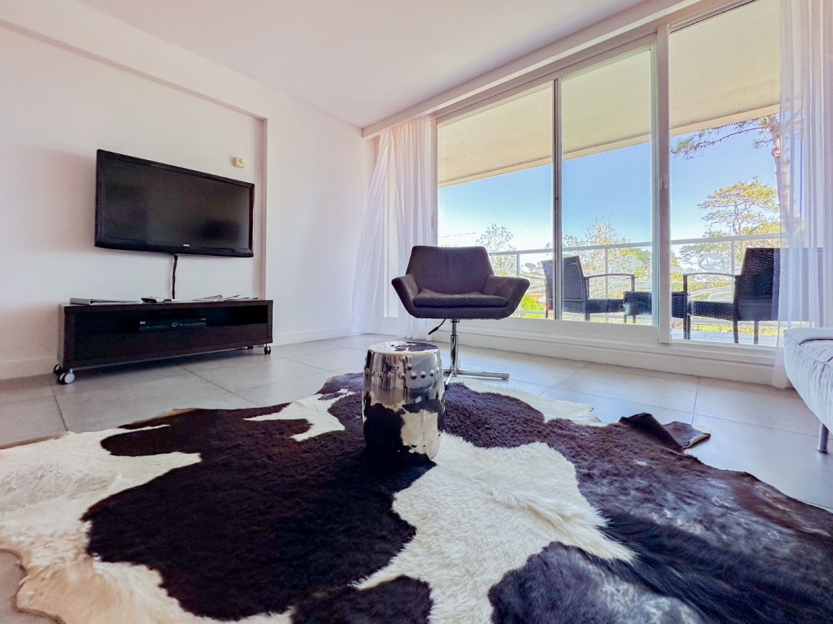 Venta de apartamento de dos dormitorios en Torre YOO Punta.