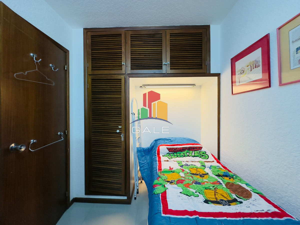 Apartamento ID.4296 - Apartamento reciclado, primera linea playa mansa, 3 dormitorios, 1 suite.