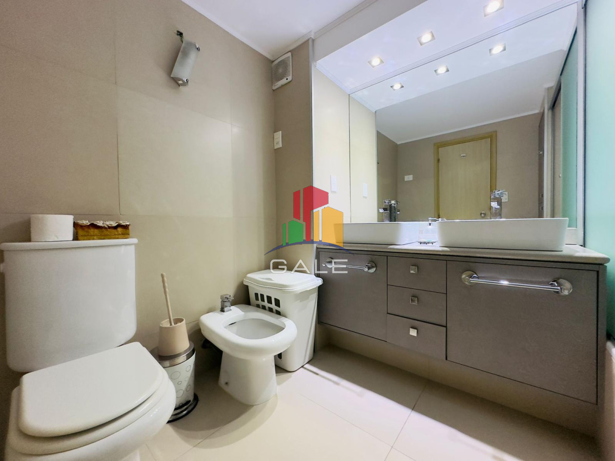 Apartamento ID.4296 - Apartamento reciclado, primera linea playa mansa, 3 dormitorios, 1 suite.