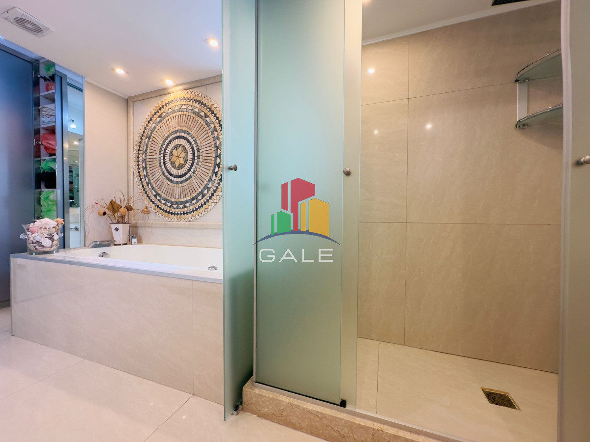 Apartamento ID.4296 - Apartamento reciclado, primera linea playa mansa, 3 dormitorios, 1 suite.