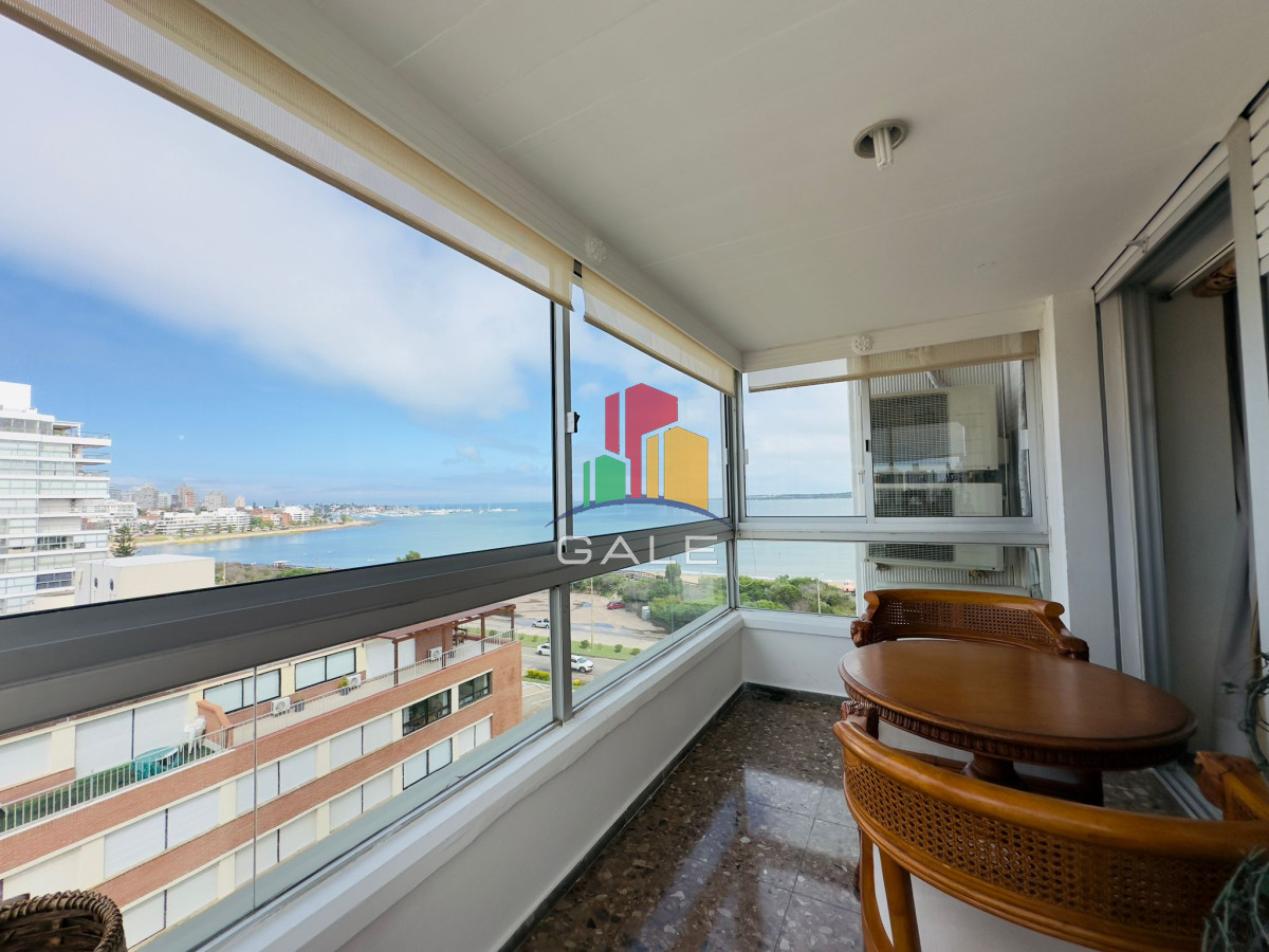 Apartamento ID.4296 - Apartamento reciclado, primera linea playa mansa, 3 dormitorios, 1 suite.