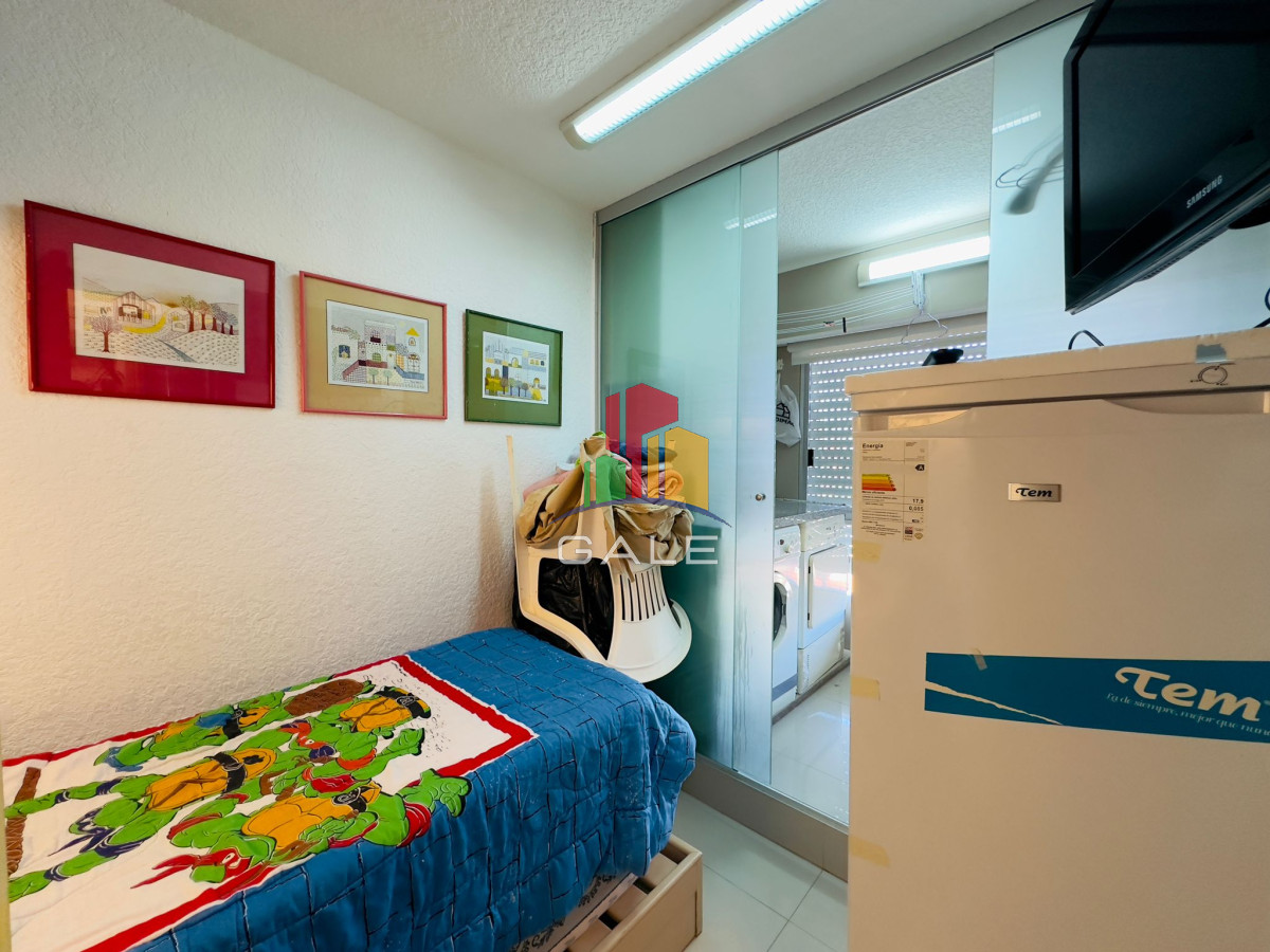 Apartamento ID.4296 - Apartamento reciclado, primera linea playa mansa, 3 dormitorios, 1 suite.