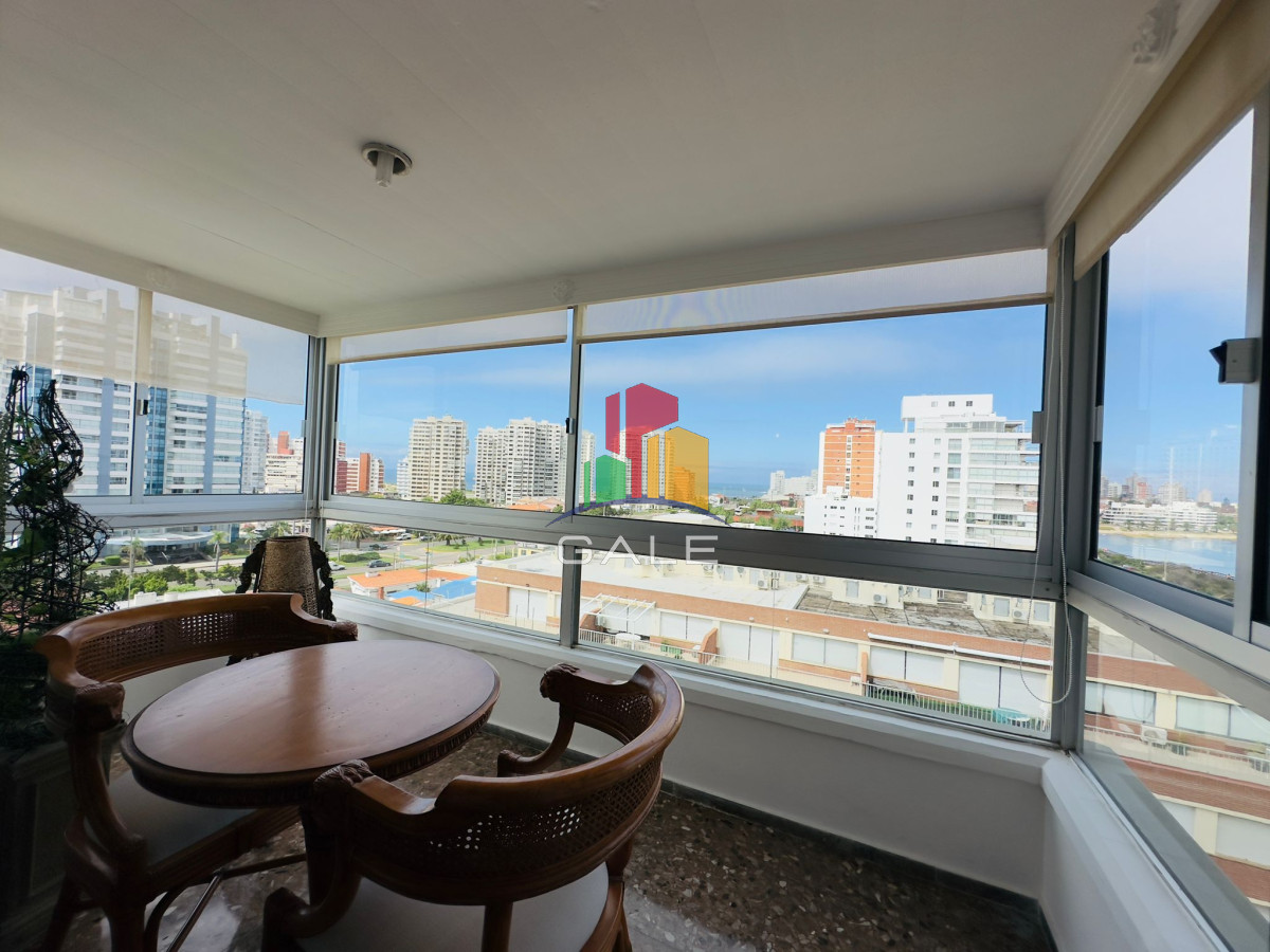 Apartamento ID.4296 - Apartamento reciclado, primera linea playa mansa, 3 dormitorios, 1 suite.