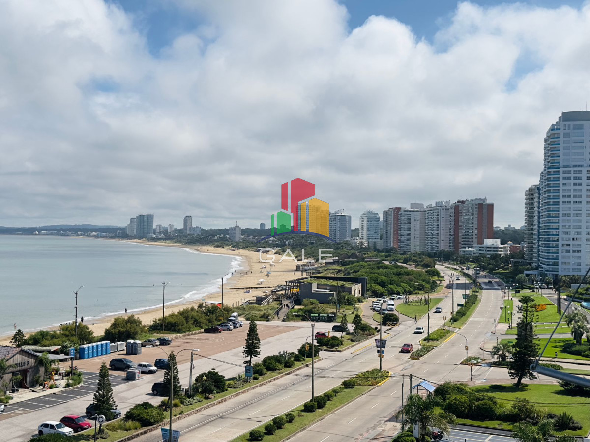 Apartamento ID.4296 - Apartamento reciclado, primera linea playa mansa, 3 dormitorios, 1 suite.