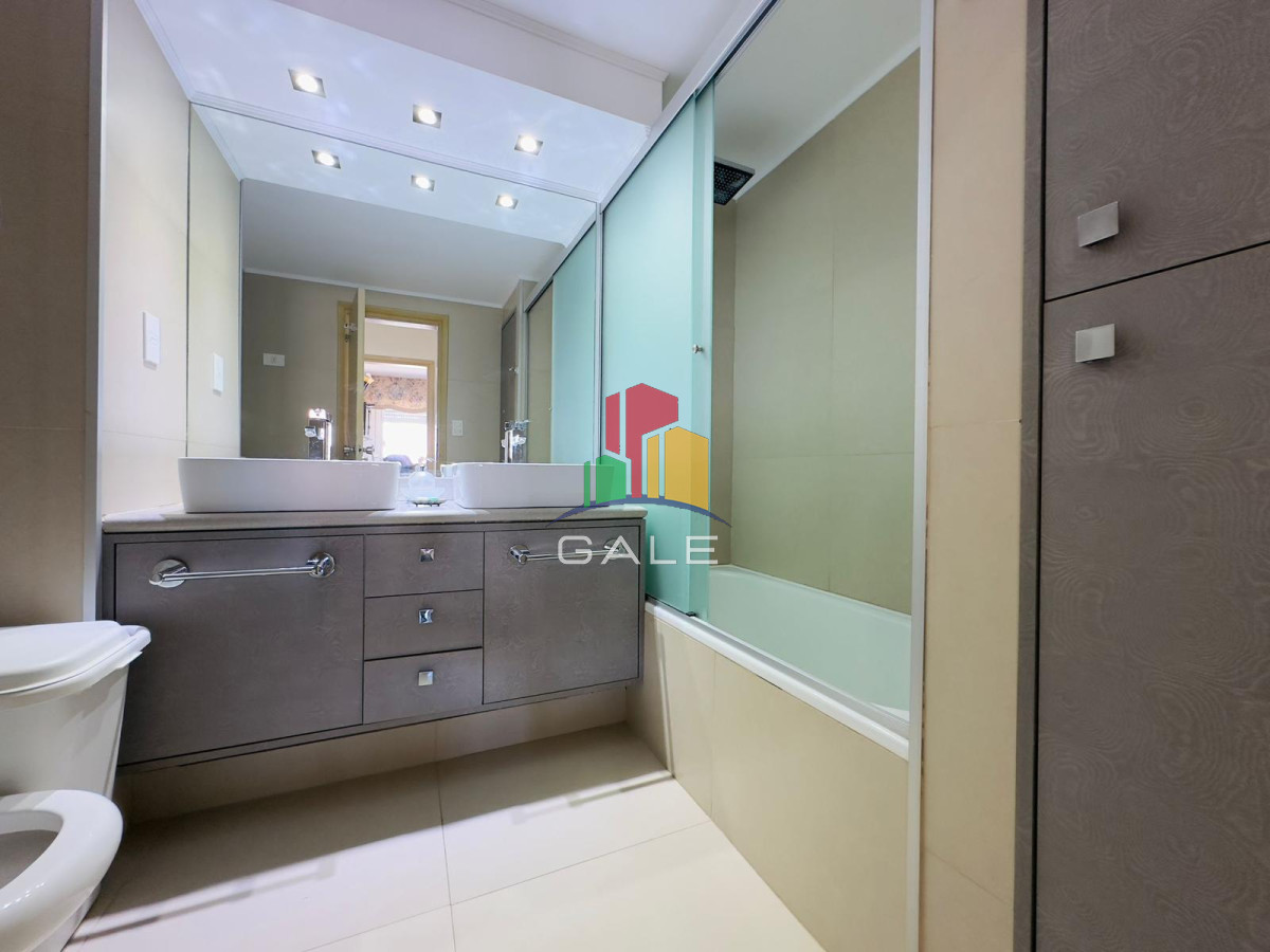 Apartamento ID.4296 - Apartamento reciclado, primera linea playa mansa, 3 dormitorios, 1 suite.