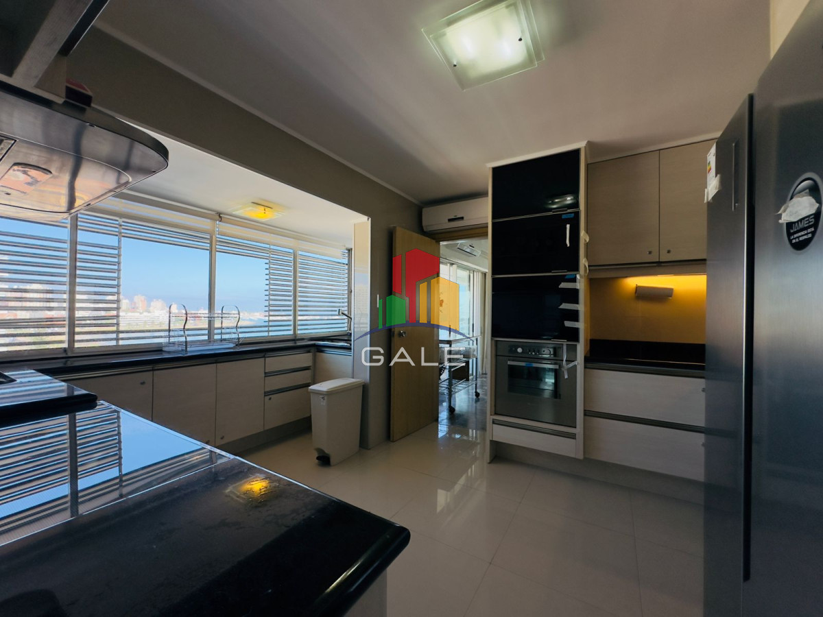 Apartamento ID.4296 - Apartamento reciclado, primera linea playa mansa, 3 dormitorios, 1 suite.