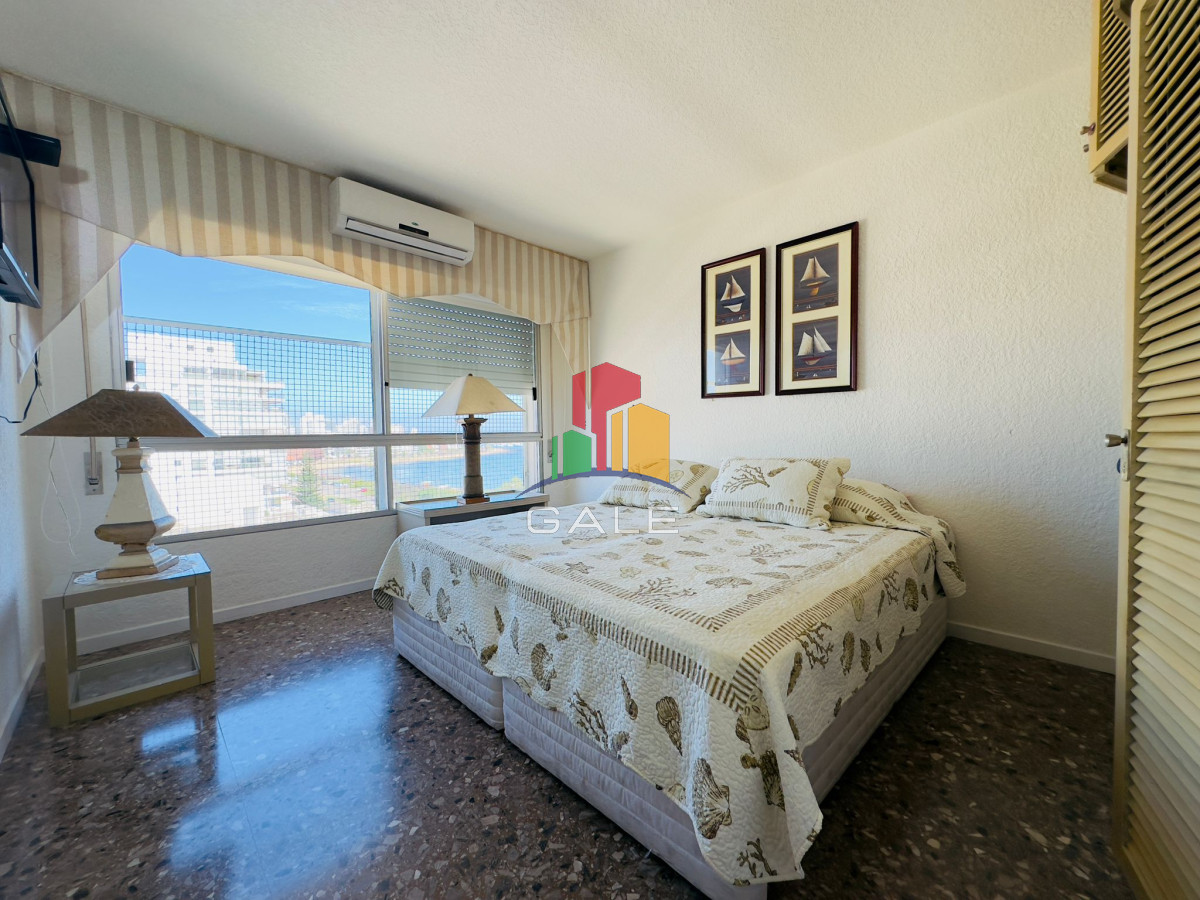 Apartamento ID.4296 - Apartamento reciclado, primera linea playa mansa, 3 dormitorios, 1 suite.
