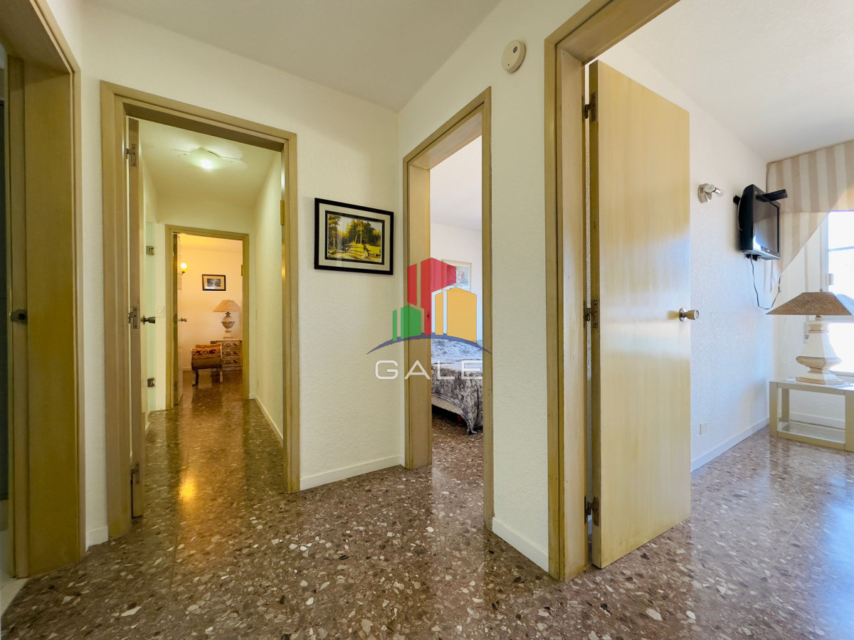 Apartamento ID.4296 - Apartamento reciclado, primera linea playa mansa, 3 dormitorios, 1 suite.