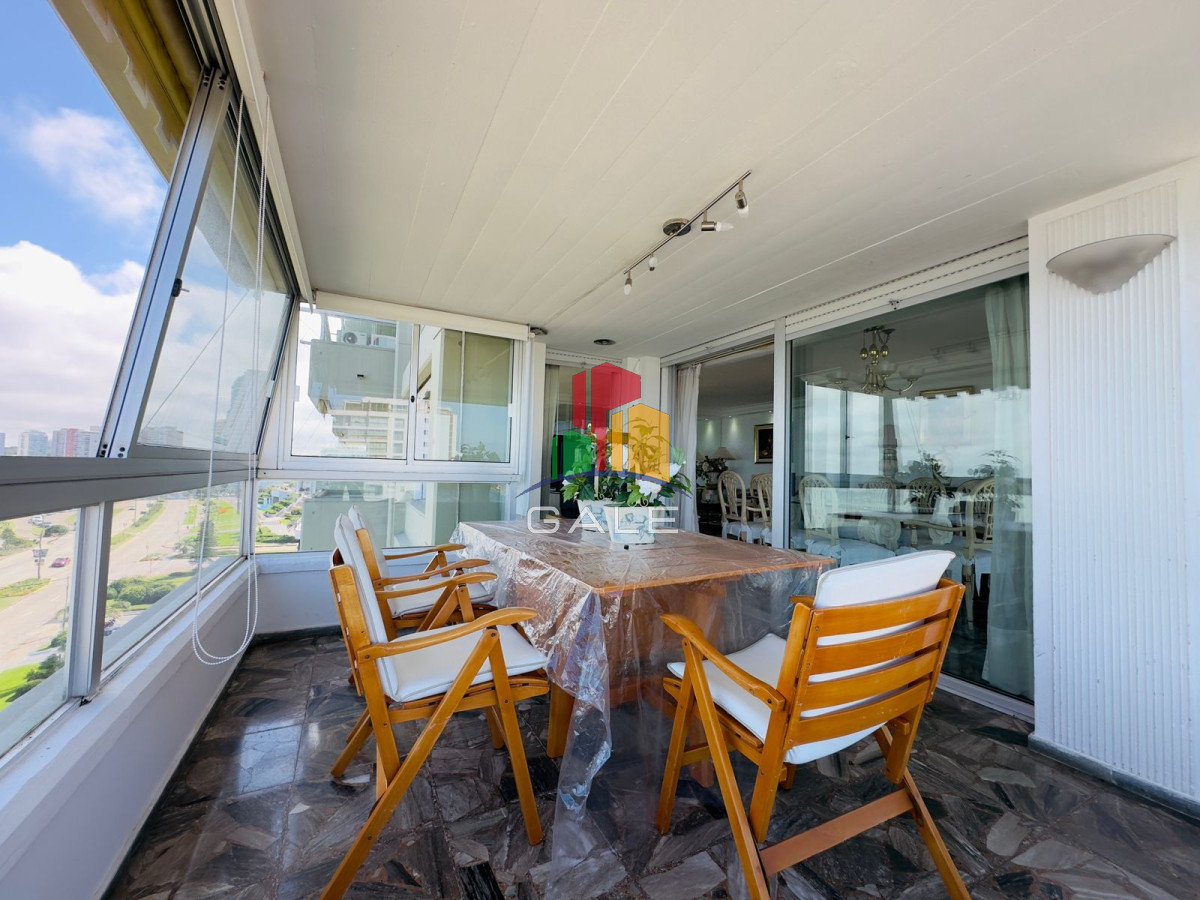 Apartamento ID.4296 - Apartamento reciclado, primera linea playa mansa, 3 dormitorios, 1 suite.