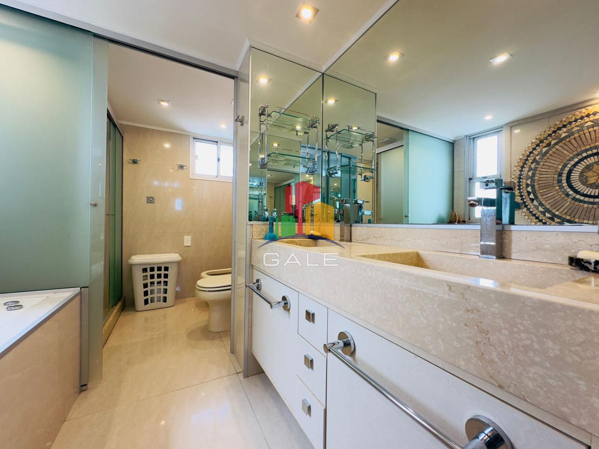 Apartamento ID.4296 - Apartamento reciclado, primera linea playa mansa, 3 dormitorios, 1 suite.