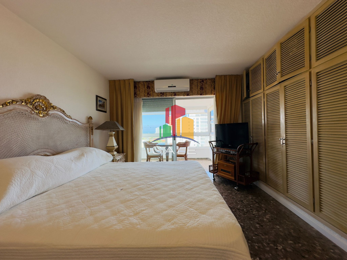 Apartamento ID.4296 - Apartamento reciclado, primera linea playa mansa, 3 dormitorios, 1 suite.