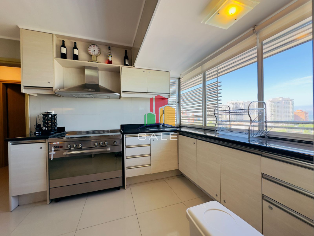 Apartamento ID.4296 - Apartamento reciclado, primera linea playa mansa, 3 dormitorios, 1 suite.