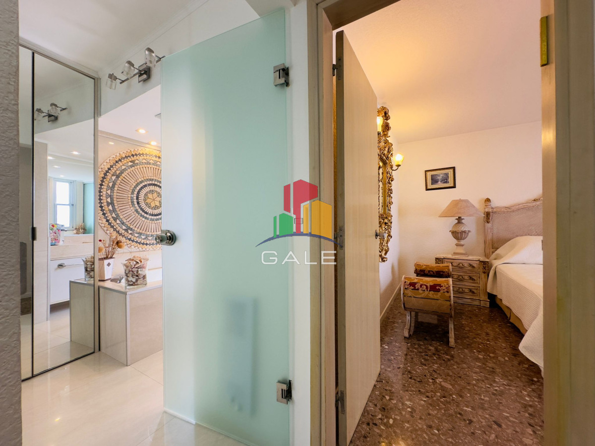 Apartamento ID.4296 - Apartamento reciclado, primera linea playa mansa, 3 dormitorios, 1 suite.