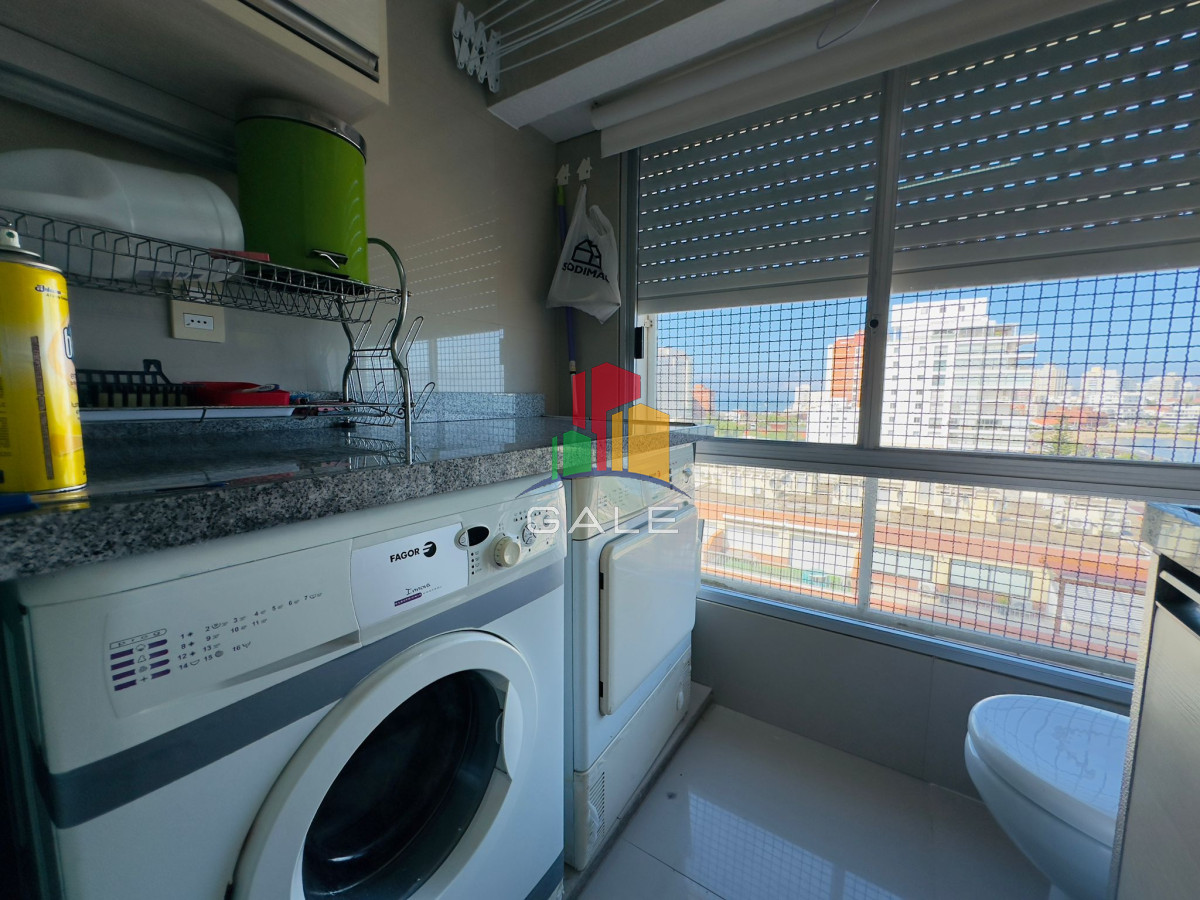 Apartamento ID.4296 - Apartamento reciclado, primera linea playa mansa, 3 dormitorios, 1 suite.