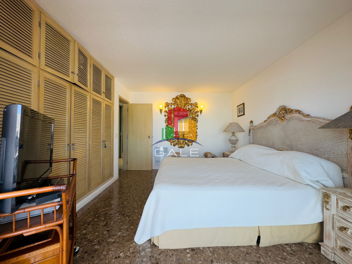 Apartamento ID.4296 - Apartamento reciclado, primera linea playa mansa, 3 dormitorios, 1 suite.