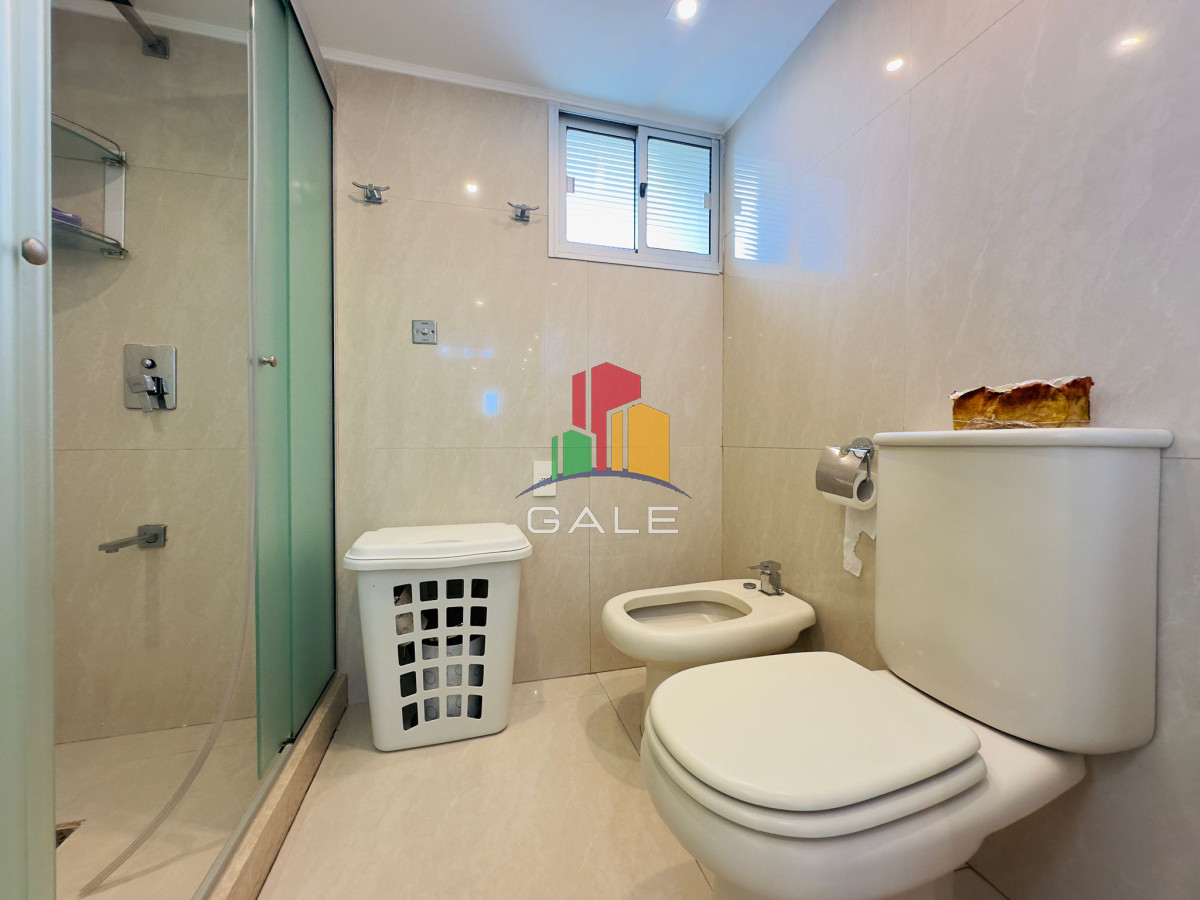 Apartamento ID.4296 - Apartamento reciclado, primera linea playa mansa, 3 dormitorios, 1 suite.