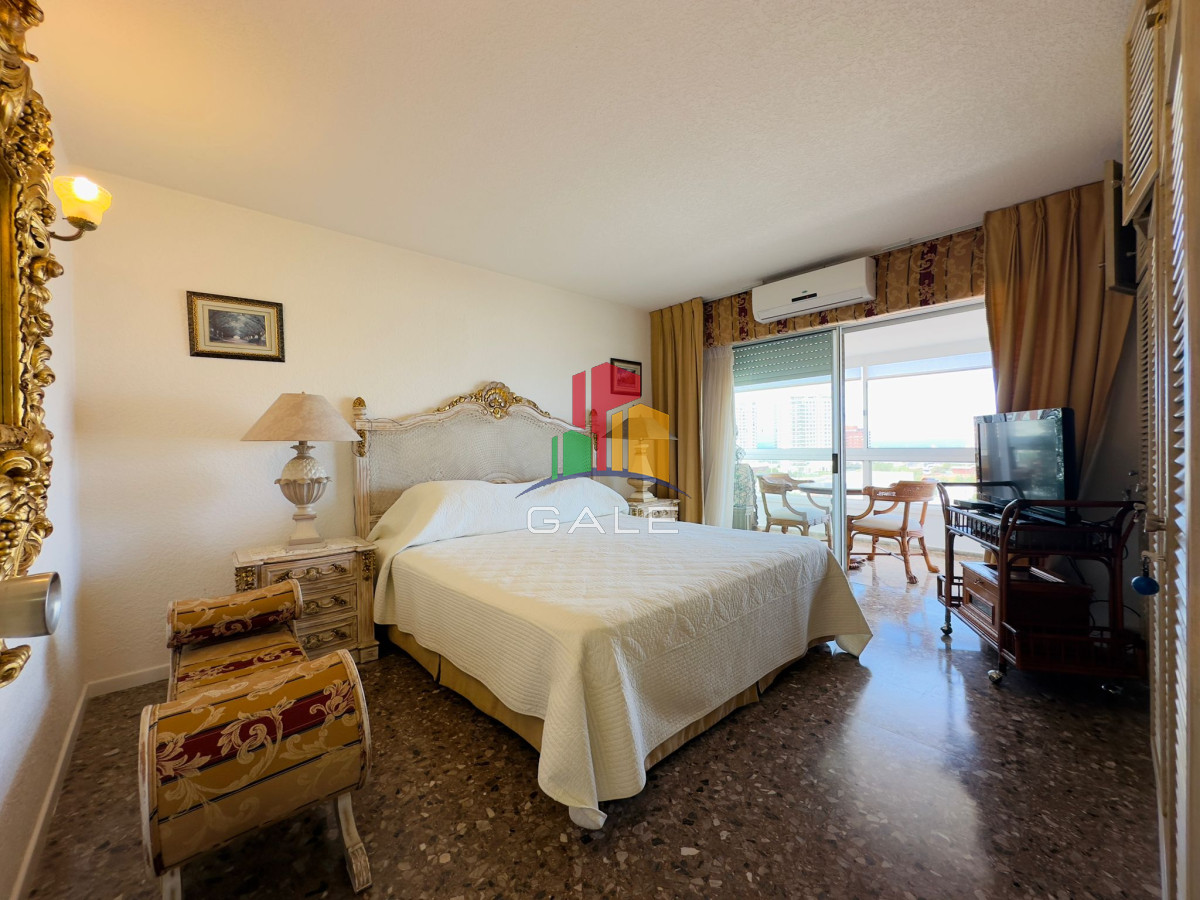 Apartamento ID.4296 - Apartamento reciclado, primera linea playa mansa, 3 dormitorios, 1 suite.