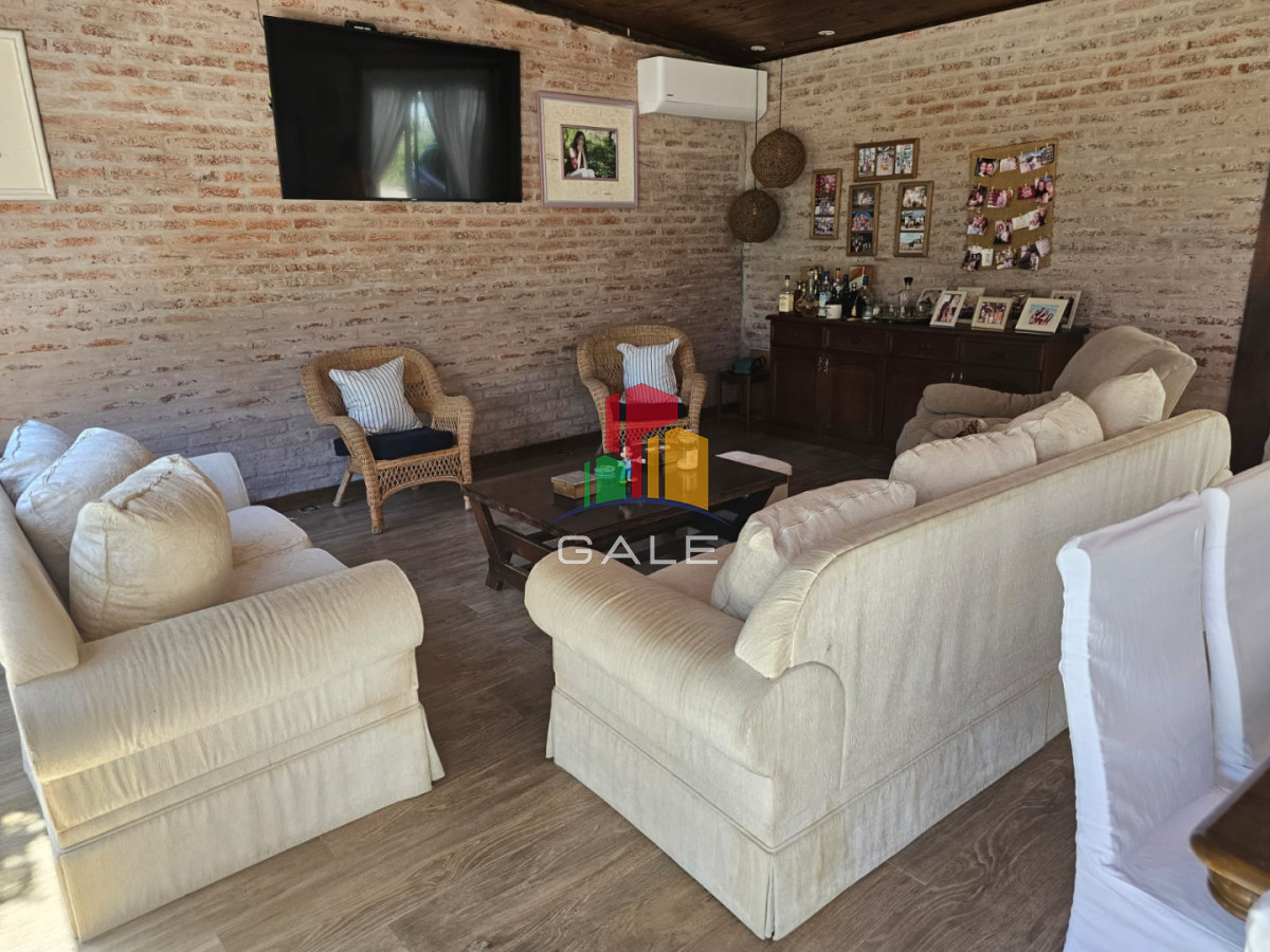 Casa ID.4726 - Casa en venta en La Arbolada. 5 dormitorios, piscina, parrillero