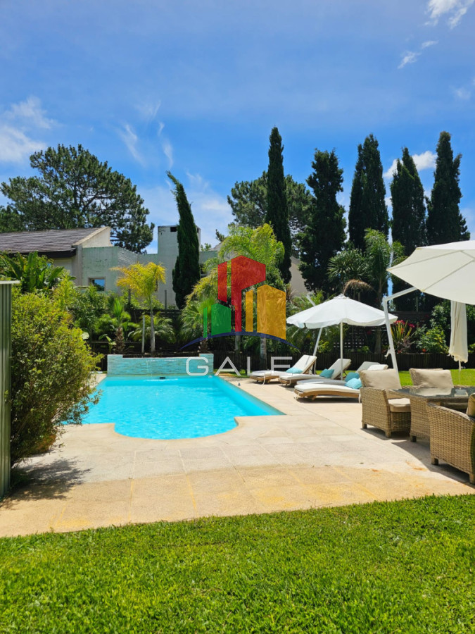 Casa ID.4726 - Casa en venta en La Arbolada. 5 dormitorios, piscina, parrillero