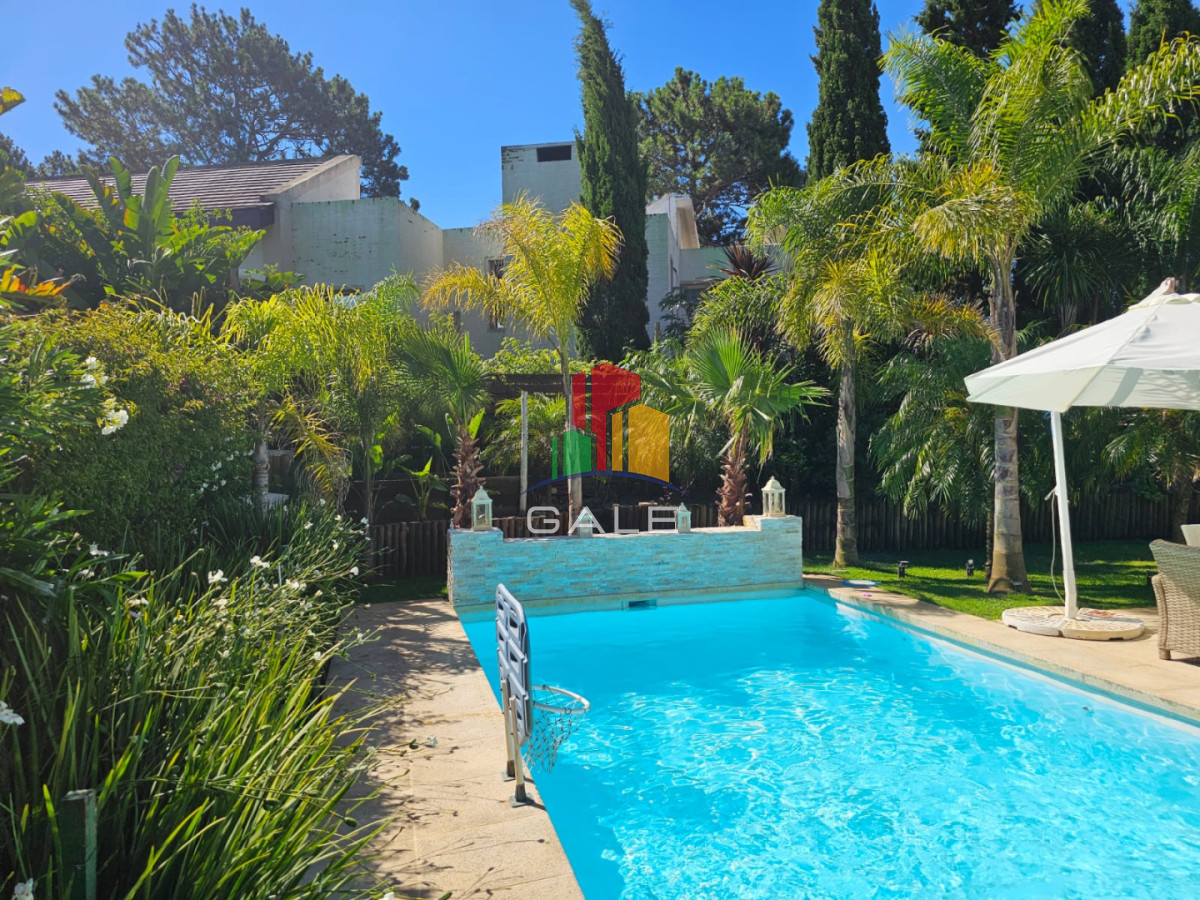 Casa ID.4726 - Casa en venta en La Arbolada. 5 dormitorios, piscina, parrillero