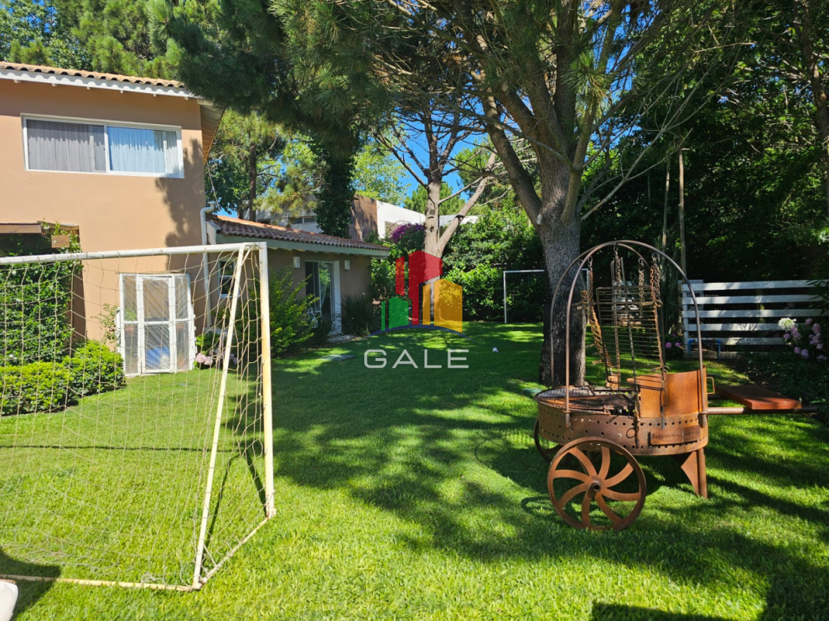 Casa ID.4726 - Casa en venta en La Arbolada. 5 dormitorios, piscina, parrillero