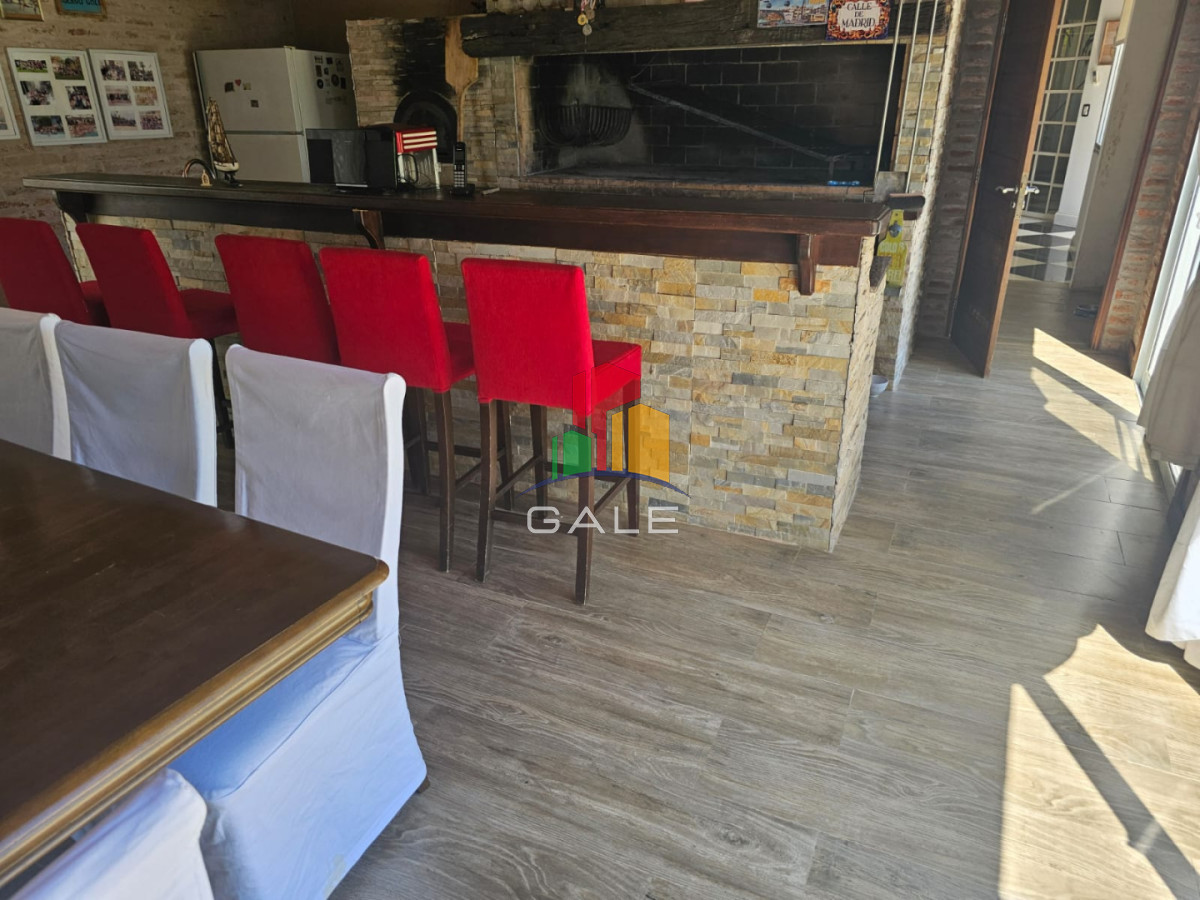 Casa ID.4726 - Casa en venta en La Arbolada. 5 dormitorios, piscina, parrillero