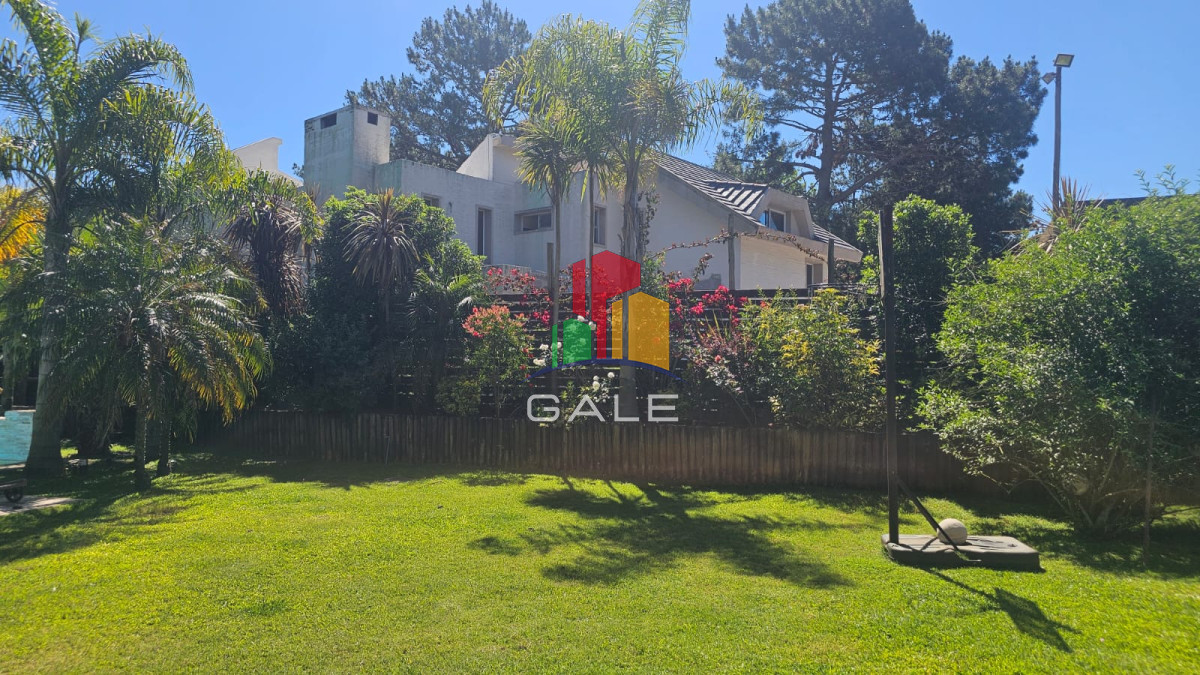 Casa ID.4726 - Casa en venta en La Arbolada. 5 dormitorios, piscina, parrillero