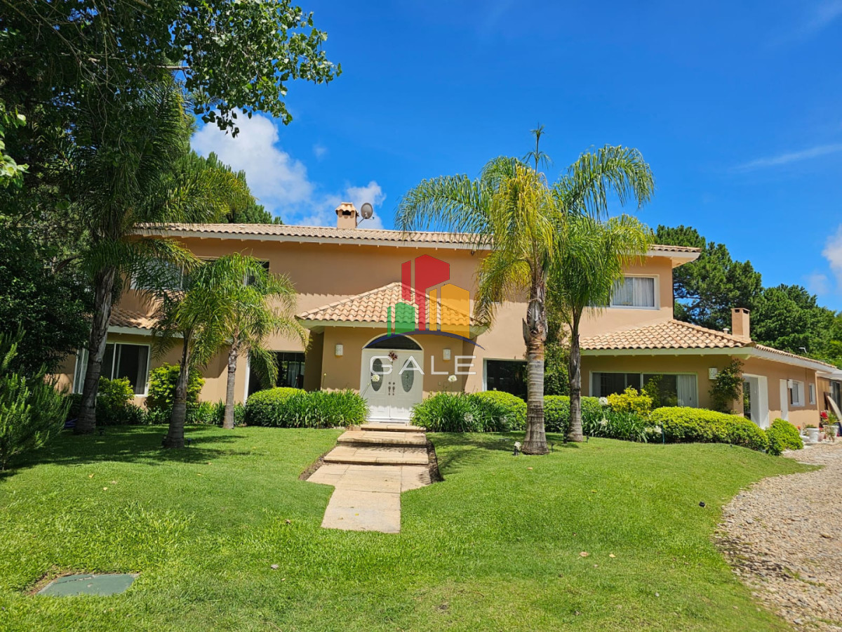 Casa ID.4726 - Casa en venta en La Arbolada. 5 dormitorios, piscina, parrillero