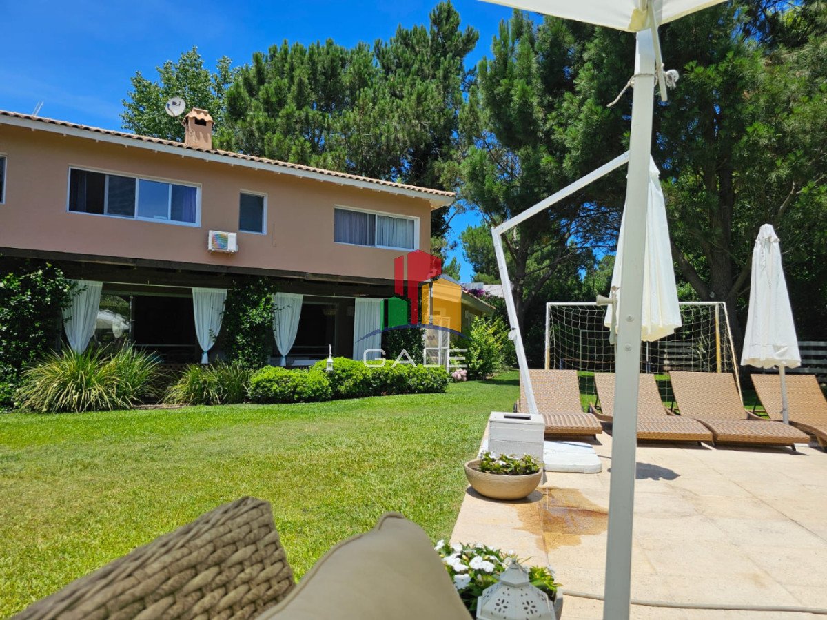 Casa ID.4726 - Casa en venta en La Arbolada. 5 dormitorios, piscina, parrillero