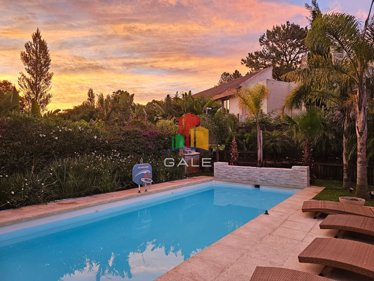 Casa ID.4726 - Casa en venta en La Arbolada. 5 dormitorios, piscina, parrillero