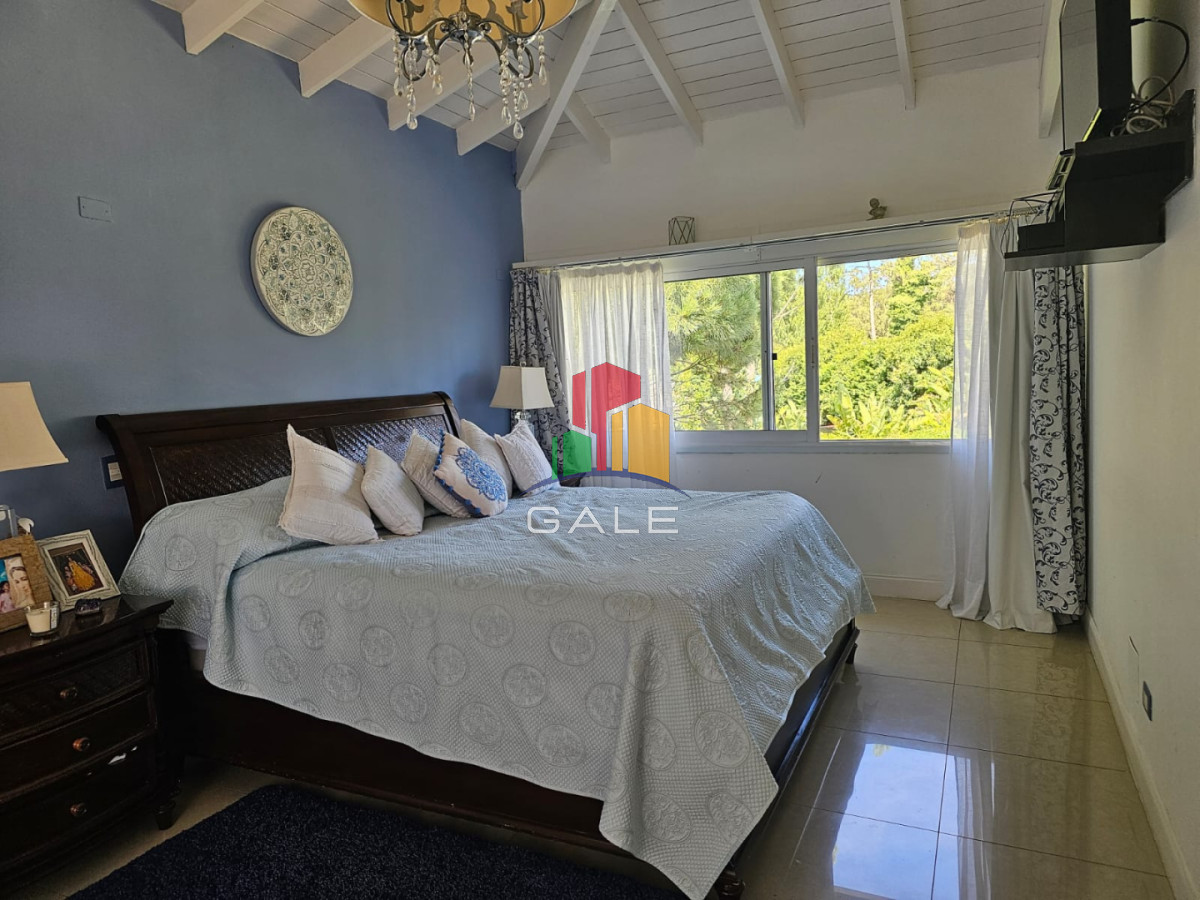 Casa ID.4726 - Casa en venta en La Arbolada. 5 dormitorios, piscina, parrillero