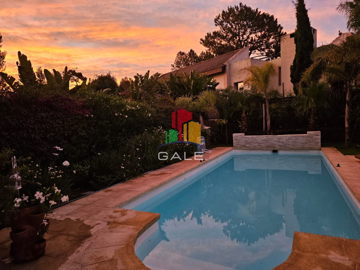 Casa ID.4726 - Casa en venta en La Arbolada. 5 dormitorios, piscina, parrillero