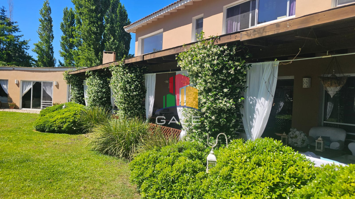 Casa ID.4726 - Casa en venta en La Arbolada. 5 dormitorios, piscina, parrillero