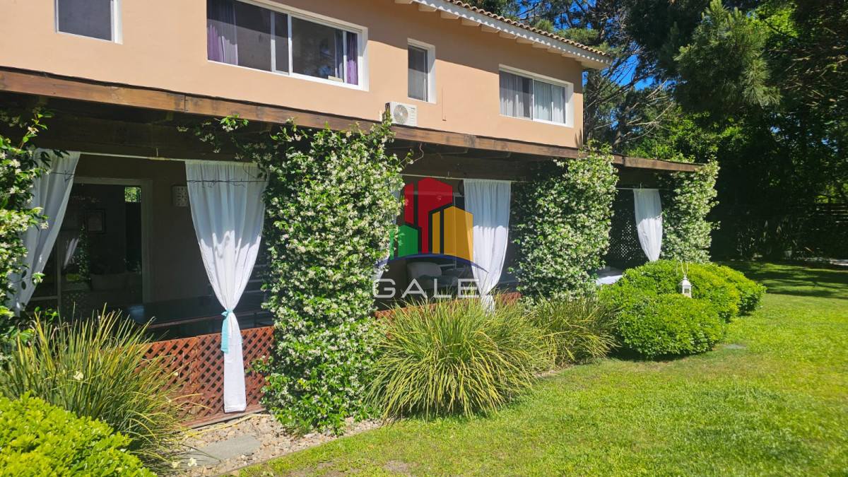 Casa ID.4726 - Casa en venta en La Arbolada. 5 dormitorios, piscina, parrillero