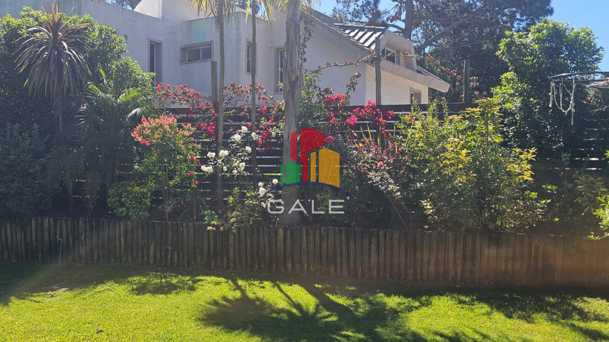 Casa ID.4726 - Casa en venta en La Arbolada. 5 dormitorios, piscina, parrillero